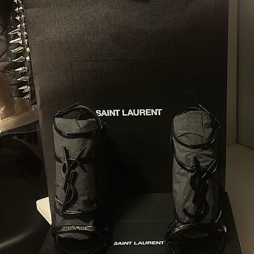 Black Patent Leather Yves Saint Laurent (YSL) Pumps!